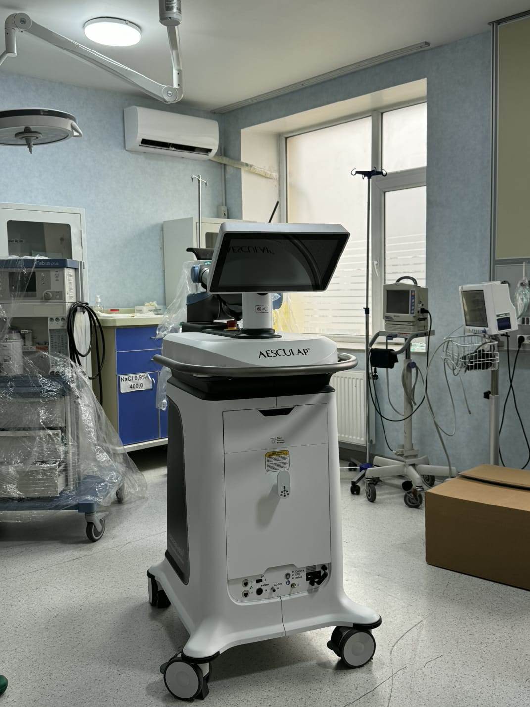 AEOS sistemi Azərbaycana ilk dəfə Medsol MMC tərəfindən gətirildi və Respublika Neyrocərrahiyyə Xəstəxanasında istifadəyə verildi. Yeni qurğu sayəsində artıq ilk əməliyyat uğurla həyata keçirildi. image 4