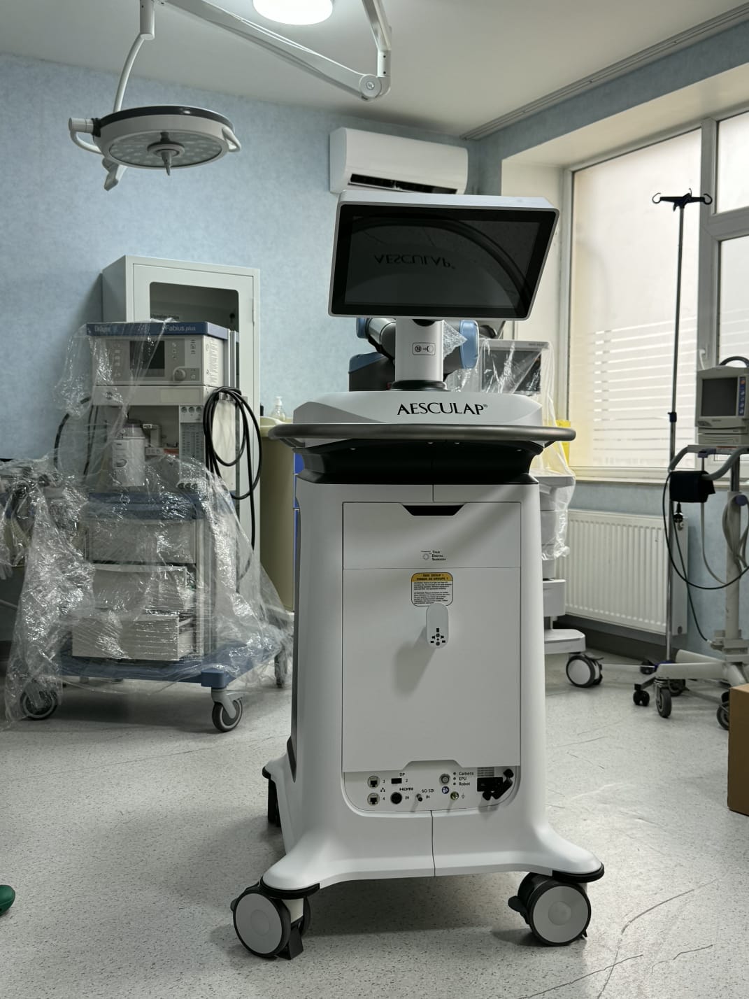 AEOS sistemi Azərbaycana ilk dəfə Medsol MMC tərəfindən gətirildi və Respublika Neyrocərrahiyyə Xəstəxanasında istifadəyə verildi. Yeni qurğu sayəsində artıq ilk əməliyyat uğurla həyata keçirildi. image 5