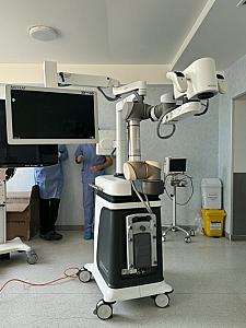 AEOS sistemi Azərbaycana ilk dəfə Medsol MMC tərəfindən gətirildi və Respublika Neyrocərrahiyyə Xəstəxanasında istifadəyə verildi. Yeni qurğu sayəsində artıq ilk əməliyyat uğurla həyata keçirildi. thumbnail 6