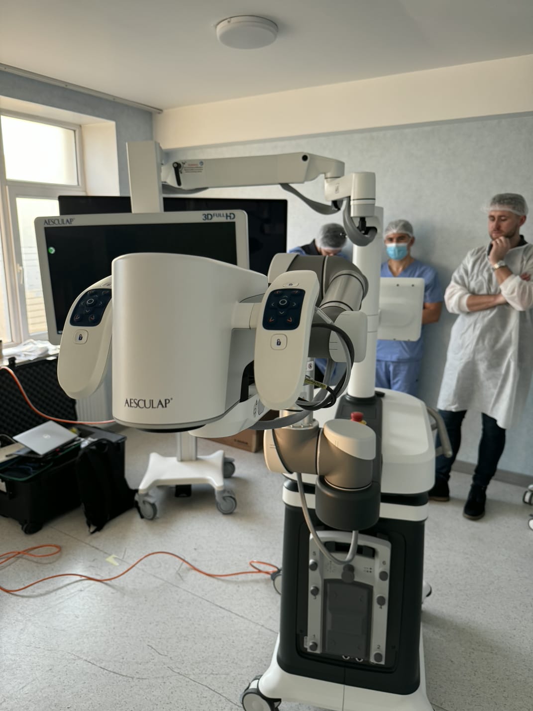 AEOS sistemi Azərbaycana ilk dəfə Medsol MMC tərəfindən gətirildi və Respublika Neyrocərrahiyyə Xəstəxanasında istifadəyə verildi. Yeni qurğu sayəsində artıq ilk əməliyyat uğurla həyata keçirildi. image 9