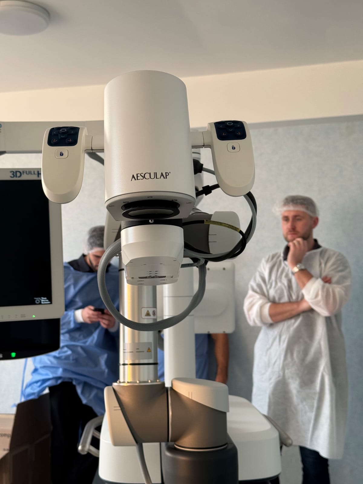 AEOS sistemi Azərbaycana ilk dəfə Medsol MMC tərəfindən gətirildi və Respublika Neyrocərrahiyyə Xəstəxanasında istifadəyə verildi. Yeni qurğu sayəsində artıq ilk əməliyyat uğurla həyata keçirildi. image 10