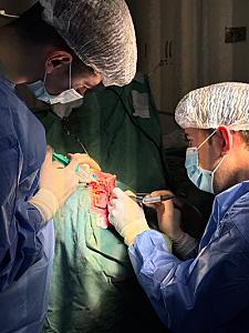 AEOS sistemi Azərbaycana ilk dəfə Medsol MMC tərəfindən gətirildi və Respublika Neyrocərrahiyyə Xəstəxanasında istifadəyə verildi. Yeni qurğu sayəsində artıq ilk əməliyyat uğurla həyata keçirildi. thumbnail 12