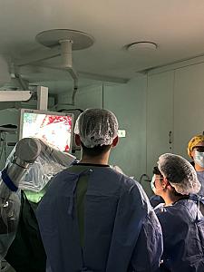 AEOS sistemi Azərbaycana ilk dəfə Medsol MMC tərəfindən gətirildi və Respublika Neyrocərrahiyyə Xəstəxanasında istifadəyə verildi. Yeni qurğu sayəsində artıq ilk əməliyyat uğurla həyata keçirildi. thumbnail 14