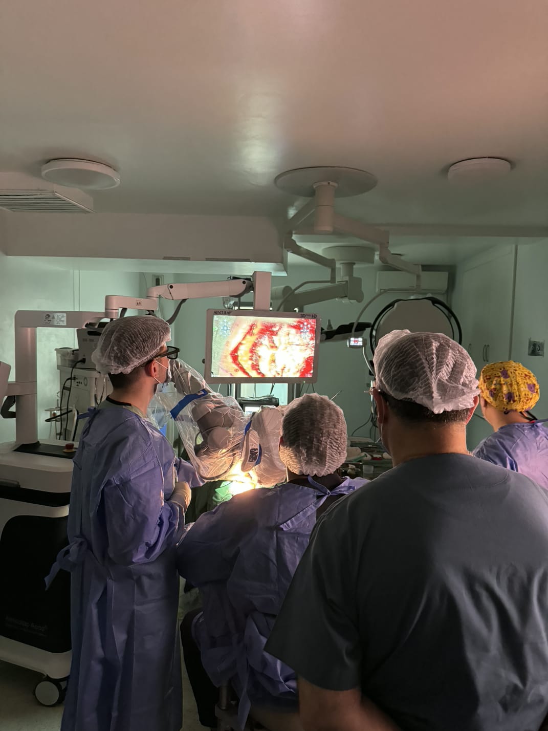 AEOS sistemi Azərbaycana ilk dəfə Medsol MMC tərəfindən gətirildi və Respublika Neyrocərrahiyyə Xəstəxanasında istifadəyə verildi. Yeni qurğu sayəsində artıq ilk əməliyyat uğurla həyata keçirildi. image 15