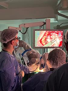 AEOS sistemi Azərbaycana ilk dəfə Medsol MMC tərəfindən gətirildi və Respublika Neyrocərrahiyyə Xəstəxanasında istifadəyə verildi. Yeni qurğu sayəsində artıq ilk əməliyyat uğurla həyata keçirildi. thumbnail 16