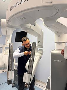 Azərbaycanda ilk dəfə Toumai Laparoscopic Surgical Robot sistemi Yeni Klinika xəstəxanasında Medsol şirkəti tərəfindən uğurla quraşdırıldı. thumbnail 3