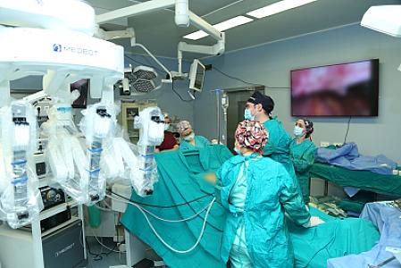 Ötən gün Medsol MMC tərəfindən Yeni Klinika xəstəxanasında quraşdırılmış robotik cərrahi sistemlə ilk əməliyyat uğurla həyata keçirildi. thumbnail 3