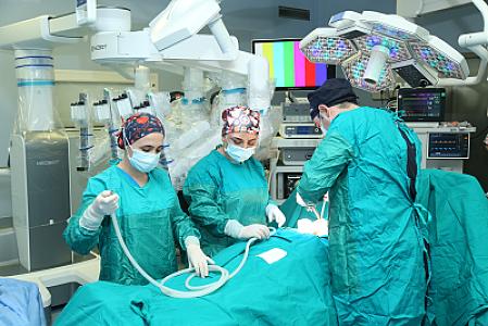 Ötən gün Medsol MMC tərəfindən Yeni Klinika xəstəxanasında quraşdırılmış robotik cərrahi sistemlə ilk əməliyyat uğurla həyata keçirildi. thumbnail 4