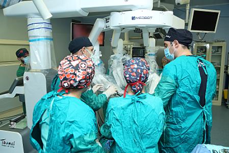 Ötən gün Medsol MMC tərəfindən Yeni Klinika xəstəxanasında quraşdırılmış robotik cərrahi sistemlə ilk əməliyyat uğurla həyata keçirildi. thumbnail 6