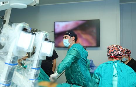 Ötən gün Medsol MMC tərəfindən Yeni Klinika xəstəxanasında quraşdırılmış robotik cərrahi sistemlə ilk əməliyyat uğurla həyata keçirildi. thumbnail 7