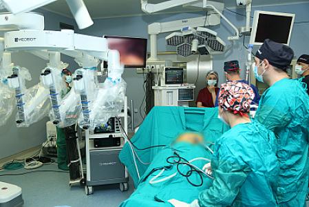 Ötən gün Medsol MMC tərəfindən Yeni Klinika xəstəxanasında quraşdırılmış robotik cərrahi sistemlə ilk əməliyyat uğurla həyata keçirildi. thumbnail 9